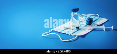 Impfschutz Hintergrund - Impfstofffläschchen und Spritze auf Gesichtsmaske mit Kopierraum. Banner Stockfoto