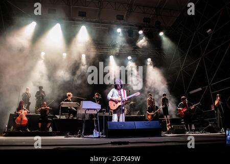 Turin Italien. 26. August 2021. Die italienische Singer-Songwriterin ANDREA LASZLO DE SIMONE tritt mit dem L'Immensita' Orchestra im Spazio 211 während des 'Todays Festival 2021' auf Stockfoto