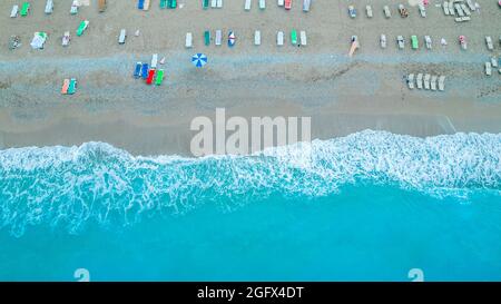 Blick von oben auf den Strand von Oludeniz mit türkisfarbenem Meer und Wellen. Oludeniz - Fethiye, Mugla, Türkei. Stockfoto