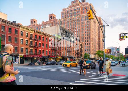 New York City, New York, USA - 15. Juli 2021: Straßenszene aus dem Chelsea-Viertel in Manhattan mit Menschen, Gebäuden und Autos. Stockfoto