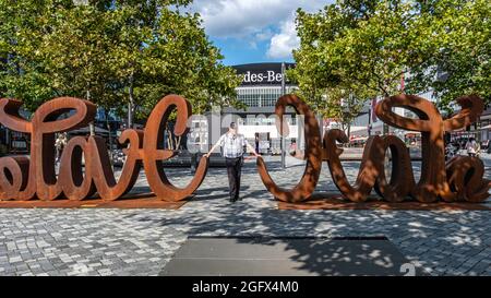 Love Hate Ambigram Skulptur von Mia Florentine Weiss auf dem Mercedes-Platz 1, Mühlenstraße, Friedrichshain, Berlin. Gesamteuropäisches Kulturprojekt Stockfoto