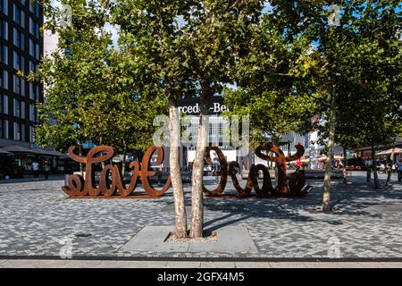 Love Hate Ambigram Skulptur von Mia Florentine Weiss auf dem Mercedes-Platz 1, Mühlenstraße, Friedrichshain, Berlin. Gesamteuropäisches Kulturprojekt Stockfoto