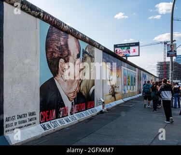 Ikonischer Kuss in der East Side Gallery, Mühlenstraße 3-100, Berlin.Leonid Breschnev,Generalsekretär der Sowjetunion & Erich Honecker der DDR Stockfoto