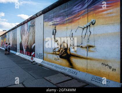 Das Denkmal der East Side Gallery. Open-Air-Galerie auf dem längsten erhaltenen Abschnitt der Berliner Mauer, Mühlenstraße, Friedrichshain,Berlin Es ist die große Stockfoto