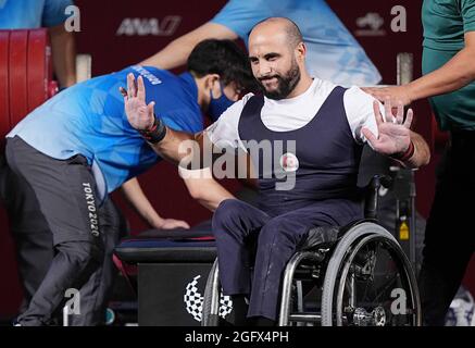 Tokio, Japan. August 2021. Hocine Bettir aus Algerien reagiert nach dem Powerlifting-Finale der Männer -65 kg bei den Paralympischen Spielen 2020 in Tokio, Japan, am 27. August 2021. Quelle: Xiong Qi/Xinhua/Alamy Live News Stockfoto