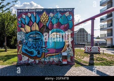 Park auf dem ehemaligen Grenzstreifen zwischen Spree und East Side Gallery Memorial, Mühlenstraße, Friedrichshain, Berlin Stockfoto