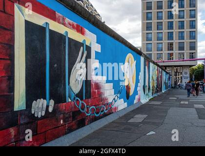 Schultz Hotel am ehemaligen Grenzstreifen der Berliner Mauer an der Gedenkstätte East Side Gallery, Stralauer Platz, Friedrichshain, Berlin Stockfoto