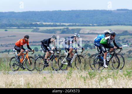 Sangerhausen, Deutschland. August 2021. Radsport: Deutschland-Rundfahrt, Etappe 2, Sangerhausen - Ilmenau. Das Feld ist auf dem Weg. Quelle: Bernd Thissen/dpa/Alamy Live News Stockfoto