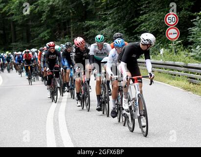 Sangerhausen, Deutschland. August 2021. Radsport: Deutschland-Rundfahrt, Etappe 2, Sangerhausen - Ilmenau. Das Feld ist auf dem Weg. Quelle: Bernd Thissen/dpa/Alamy Live News Stockfoto