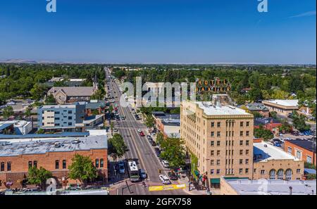 Bozeman, MT, USA - 18. August 2021: Luftaufnahme des siebenstöckigen Hotels Baxter entlang der Stadt. Stockfoto