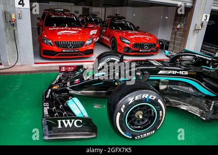 Lüttich, Belgien. 27. August 2021: Der Mercedes AMG F1 GP W12 E Performance, mit dem Mercedes FIA Safety Car und Medical Car während des Formel 1 Grand Prix von Belgien, 12. Lauf der FIA Formel 1 Weltmeisterschaft 2021 vom 27. Bis 29. August 2021 auf dem Circuit de Spa-Francorchamps, in Stavelot, Near Liege, Belgien - Foto DPPI Credit: Independent Photo Agency/Alamy Live News Stockfoto