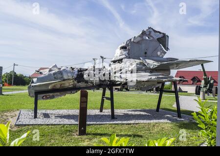 TURANJ, KROATIEN - 29. Jul 2021: Militärmuseum von Karlovac mit den Überresten des abgeschossenen MIG 21-Kampfflugzeugs in Turanj, Kroatien Stockfoto