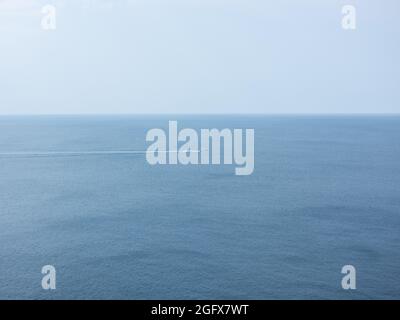 Ein Boot, das im Atlantischen Ozean vor der Grafschaft Clare, Irland, segelt. Stockfoto