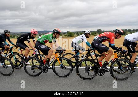 Sangerhausen, Deutschland. August 2021. Radsport: Deutschland-Rundfahrt, Etappe 2, Sangerhausen - Ilmenau. Das Feld ist auf dem Weg. Quelle: Bernd Thissen/dpa/Alamy Live News Stockfoto