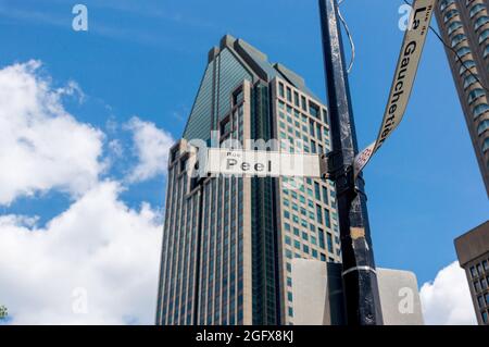 Montreal, Kanada - 15. August 2021:Peel Street und 1000 de la Gauchetiere ist ein Wolkenkratzer in Montreal, Quebec, Kanada. Stockfoto