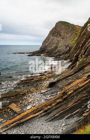 Flysch an der baskischen Küste Stockfoto