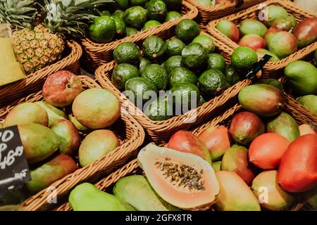 Supermarkttheke mit gesunden tropischen Früchten. Avocado, Mango, Papaya, Ananas Stockfoto