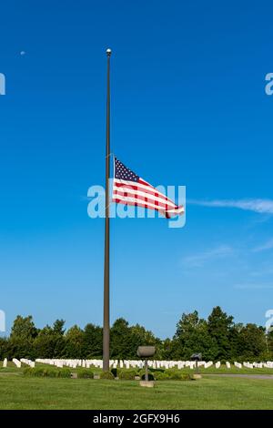 Radcliff, KY, USA, 27. August 2021, die US-Flagge am Eingang zum Kentucky Veterans Cemetery Central, etwas außerhalb von Fort Knox, steht heute Morgen zur Hälfte der Mitarbeiter zur Verfügung. Präsident Biden gab eine Erklärung heraus, dass die Flaggen bis zum 30. August bei der Hälfte des Personals bleiben werden, um die Opfer der Angriffe in Kabul zu ehren, die am 26. August 2021 13 US-Dienstmitglieder das Leben forderten, Quelle: Brian Koellish/Alamy Live News Stockfoto