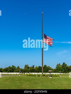 Radcliff, KY, USA, 27. August 2021, die US-Flagge am Eingang zum Kentucky Veterans Cemetery Central, etwas außerhalb von Fort Knox, steht heute Morgen zur Hälfte der Mitarbeiter zur Verfügung. Präsident Biden gab eine Erklärung heraus, dass die Flaggen bis zum 30. August bei der Hälfte des Personals bleiben werden, um die Opfer der Angriffe in Kabul zu ehren, die am 26. August 2021 13 US-Dienstmitglieder das Leben forderten, Quelle: Brian Koellish/Alamy Live News Stockfoto