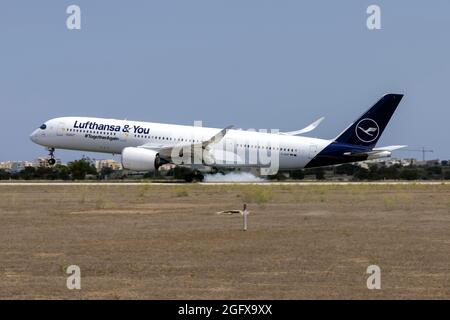 Lufthansa Airbus A350-941 (Reg.: D-AIXP) mit dem Titel „Lufthansa and You“, der von einem 12-stündigen Flug von New York JFK aus ankommt. Stockfoto
