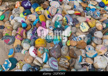 Avon Beach Pebbles - bemalte Pebbles am Avon Beach, Mudeford, Christchurch, Dorset UK im August Stockfoto