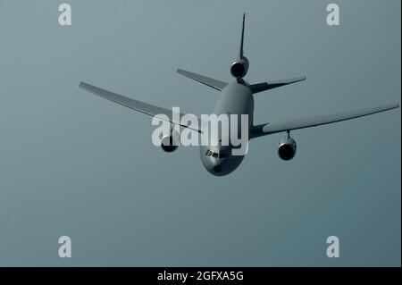 Ein hochentwickelter Lufttanker und Frachtflugzeug der US Air Force KC-10 Extender nähert sich einem 908. Expeditionary Air Betankungsgeschwader KC-10 zum Tanken über dem Arabischen Golf am 2. April 2014. Der KC-10 Extender unterstützt Operation Enduring Freedom durch die Bereitstellung von Luftbetankungskapazitäten für Koalitionsflugzeuge, die über Afghanistan operieren. (USA Air Force Foto von Tech. Sgt. Jason Robertson/Freigegeben) Stockfoto