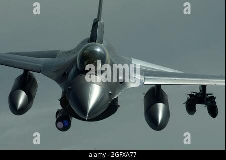 Eine F-16C Kampffalke der US-Luftwaffe vom 93. Expeditionary Fighter Squadron, Bagram Airfield, Afghanistan, fliegt am 2. April 2014 eine enge Luftunterstützungsmission zur Unterstützung der Bodenstreitkräfte der Koalition der Operation Enduring Freedom. Die F-16C Fighting Falcon ist ein kompaktes, vielrollenges Kampfflugzeug. Er ist äußerst wendig und hat sich im Luft-Luft-Kampf und im Luft-zu-Boden-Angriff bewährt. Es bietet ein relativ preisgünstiges, leistungsfähiges Waffensystem für die Vereinigten Staaten. (USA Air Force Foto von Tech. Sgt. Jason Robertson/Freigegeben) Stockfoto