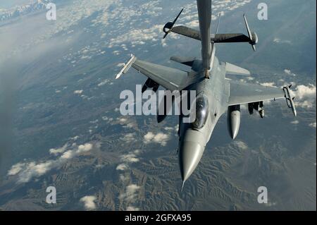 Eine F-16C Kampffalke der US-Luftwaffe aus der 93. Expeditionary Fighter Squadron führt Luftbetankung mit einem KC-10 Extender Advanced-Lufttanker und Frachtflugzeug vom 908. Expeditionary Air-Betankungsgeschwader, 2. April 2014, über Nordost, Afghanistan durch. Die F-16C Fighting Falcon ist ein kompaktes, vielrollenges Kampfflugzeug. Er ist äußerst wendig und hat sich im Luft-Luft-Kampf und im Luft-zu-Boden-Angriff bewährt. Es bietet ein relativ preisgünstiges, leistungsfähiges Waffensystem für die Vereinigten Staaten. Die Luftbesatzung KC-10 Extender lieferte Luftbetankung für Koalitionsflugzeuge Stockfoto