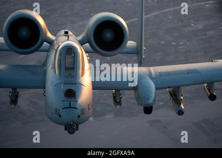 Kyle Babbitt, Kapitän der US-Luftwaffe, 75. Expeditionary Fighter Squadron A-10 Thunderbolt II Pilot, fliegt am 2. April 2014 einen Kampfeinsatz über Nordost, Afghanistan. Babbitt, geboren in Houston, Texas. Die A-10 Thunderbolt II ist das erste Flugzeug der Air Force, das speziell für die Luftunterstützung der Bodentruppen entwickelt wurde. Während dieses Sortie bot die A-10 Nahunterstützungskapazitäten für Bodentruppen der Operation Enduring Freedom Coalition. (USA Air Force Foto von Tech. Sgt. Jason Robertson/Freigegeben) Stockfoto