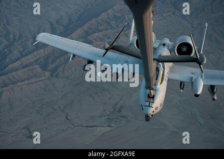 Kyle Babbitt, Kapitän der US-Luftwaffe, 75. Expeditionary Fighter Squadron A-10 Thunderbolt II Pilot, positioniert sein Flugzeug, um mit einem KC-10 Extender Advanced-Lufttanker und Frachtflugzeug vom 908. Expeditionary Air-Betankungsgeschwader, 2. April 2014, Lufttanker aus der Luft zu betanken. Babbitt stammt aus Houston, Texas. Die A-10 Thunderbolt II ist das erste Flugzeug der Air Force, das speziell für die Luftunterstützung der Bodentruppen entwickelt wurde. Die Luftbesatzung KC-10 Extender lieferte bei dieser einzigen Mission für mehr als acht Stunden Luftbetankung für Koalitionsflugzeuge, die über Afghanistan operierten. (USA Luft Für Stockfoto