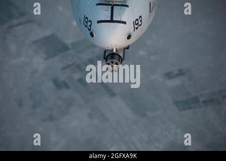 Bewaffnet mit einer GAU-8/A 30mm Kanone, fliegt ein Thunderbolt II der US Air Force A-10 vom 75. Expeditionary Fighter Squadron, Bagram Airfield, Afghanistan am 2. April 2014 einen Kampfeinsatz über Nordost, Afghanistan. Die A-10 Thunderbolt II ist das erste Flugzeug der Air Force, das speziell für die Luftunterstützung der Bodentruppen entwickelt wurde. Während dieses Sortie bot die A-10 den Bodentruppen der Operation Enduring Freedom Coalition eine enge Luftunterstützung. (USA Air Force Foto von Tech. Sgt. Jason Robertson/Freigegeben) Stockfoto