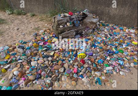 Avon Beach Pebbles - bemalte Pebbles am Avon Beach, Mudeford, Christchurch, Dorset UK im August Stockfoto