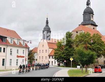 Sangerhausen, Deutschland. August 2021. Radsport: Deutschland-Rundfahrt, Etappe 2, Sangerhausen - Ilmenau. Das Feld ist auf dem Weg. Quelle: Bernd Thissen/dpa/Alamy Live News Stockfoto