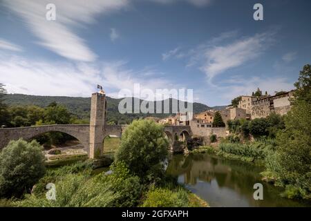 Die Brücke und der Fluss Fluvia in Besalu, Girona, Katalonien, Spanien Stockfoto