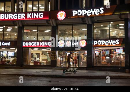 Izmir, Izmir, Türkei. August 2021. Größter Burger King Store im Stadtzentrum von Izmir im Viertel Alsancak. (Bild: © Uygar Ozel/ZUMA Press Wire) Stockfoto