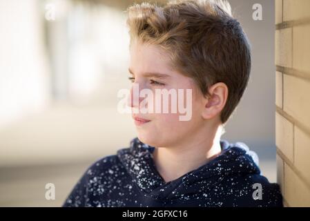 Porträt eines niedlichen Jungen mit blonden Haaren Stockfoto