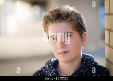 Porträt eines niedlichen Jungen mit blonden Haaren Stockfoto