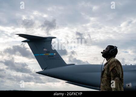 Personal Sgt. Sean Stegall, Flugingenieur des 9. Airlift Squadron, führt vor dem Abflug vom Dover Air Force Base, Delaware, 16. August 2021 einen Rundflug-Check auf einer C-5M Super Galaxy durch, bevor er vom internationalen Flughafen Hamid Karzai, Afghanistan, abhebt. Air Mobility Airmen spielen eine Schlüsselrolle bei der Erleichterung der sicheren Ausreise und Umsiedlung von US-Bürgern, Empfängern von Sondereinreisevisa und gefährdeten afghanischen Bevölkerungen aus Afghanistan. (USA Luftwaffe Foto von Senior Airman Faith Schaefer) Stockfoto