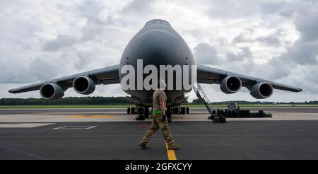 Personal Sgt. Ulysses Arango, Leiter der 436. Maintenance Squadron-Flugcrew, führt vor dem Abflug vom Dover Air Force Base, Delaware, 16. August 2021 einen Rundflug-Check auf einer C-5M Super Galaxy zum Hamid Karzai International Airport, Afghanistan, durch. Air Mobility Airmen spielen eine Schlüsselrolle bei der Erleichterung der sicheren Ausreise und Umsiedlung von US-Bürgern, Empfängern von Sondereinreisevisa und gefährdeten afghanischen Bevölkerungen aus Afghanistan. (USA Luftwaffe Foto von Senior Airman Faith Schaefer) Stockfoto