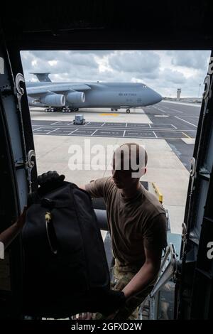 Personal Sgt. Hunter Barron, Ladermeister der 9. Airlift Squadron, lädt das Gepäck in eine C-5M Super Galaxy, bevor es vom Dover Air Force Base, Delaware, 16. August 2021 zum Hamid Karzai International Airport, Afghanistan, abhebt. Air Mobility Airmen spielen eine Schlüsselrolle bei der Erleichterung der sicheren Ausreise und Umsiedlung von US-Bürgern, Empfängern von Sondereinreisevisa und gefährdeten afghanischen Bevölkerungen aus Afghanistan. (USA Luftwaffe Foto von Senior Airman Faith Schaefer) Stockfoto