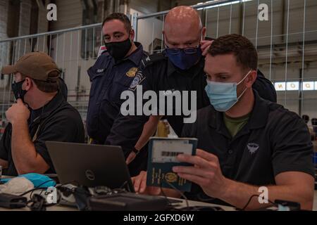 US-Zoll- und Grenzschutzbeamte verarbeiten Evakuierte auf dem Ramstein Air Base, Deutschland, 23. August 2021. Ramstein unterstützt die Operation Allies Refuge, indem er eine Halterung für in-Prozess-Evakuierte verwendet, um sie in die Vereinigten Staaten zu schicken. (USA Luftwaffe Foto von Airman Jared Lovett) Stockfoto