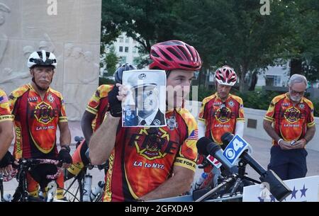 St. Louis, Usa. August 2021. Fahrradfahrer sprechen mit Reportern und zeigen Fotos von denen, für die sie am Donnerstag, dem 26. August 2021, in St. Louis nach New York City fahren. Eine Gruppe von 11 Feuerwehrleuten aus Südkalifornien ist aus Anlass des 20. Jahrestages der Angriffe vom 11. September von Los Angeles nach New York im Überland gefahren.die Gruppe aktiver und pensionierter Feuerwehrleute wird 3,000 Meilen fahren, die sie in 40 Tagen durch 14 Bundesstaaten führen werden. Foto von Bill Greenblatt/UPI. Kredit: UPI/Alamy Live Nachrichten Stockfoto