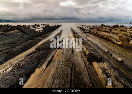 Flysch an der baskischen Küste Stockfoto