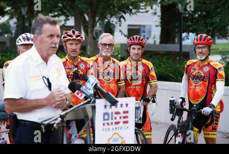 St. Louis, Usa. August 2021. St. Louis Fire Chief Dennis M. Jenkerson, macht seine Bemerkungen, als sich eine Gruppe von Radfahrern darauf vorbereitet, am Donnerstag, den 26. August 2021, ihre tägliche 110 Meilen-Fahrt von St. Louis aus zu Unternehmen. Eine Gruppe von 11 Feuerwehrleuten aus Südkalifornien ist aus Anlass des 20. Jahrestages der Angriffe vom 11. September von Los Angeles nach New York im Überland gefahren.die Gruppe aktiver und pensionierter Feuerwehrleute wird 3,000 Meilen fahren, die sie in 40 Tagen durch 14 Bundesstaaten führen werden. Foto von Bill Greenblatt/UPI. Kredit: UPI/Alamy Live Nachrichten Stockfoto