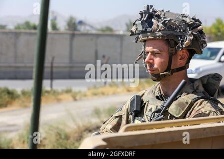 Als Fallschirmjäger, der das Kampfteam der 1. Brigade zugewiesen hat, scannt die 82nd Airborne Division seinen Sektor, während er im Rahmen einer nicht-kämpferischen Evakuierungsoperation (NEO) in Kabul, Afghanistan, am 25. August 2021, Sicherheitsdienste durchführt. Das Verteidigungsministerium unterstützt das Außenministerium bei der Evakuierung von US-Zivilpersonal, Visa für Sondereinwanderer und anderen gefährdeten Personen aus Afghanistan so schnell und sicher wie möglich. (USA Armeefoto von Sgt. Jillian G. Hix) Stockfoto