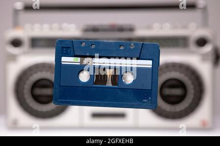Eine blaue Kassette mit Magnetband auf dem Boden Stockfoto