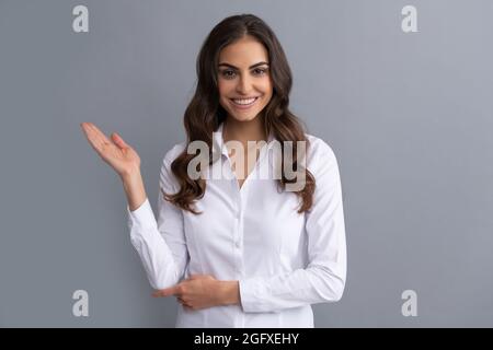 Suche nach neuen Kunden durch Produktpräsentation. Geschäftsfrau hält die Hand offen. Produktpräsentation Stockfoto