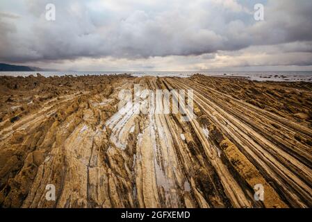 Flysch an der baskischen Küste Stockfoto