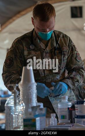 Jeffery Rueben, US Air Force Capt., 52. Medizinische Gruppe, ist Ärztlicher Assistent, der Evakuierten am 25. August 2021 auf dem Luftwaffenstützpunkt Ramstein, Deutschland, die erste Patientenversorgung bietet. Die Patientenversorgung der Stufe 1 umfasst Patienten, die eine höhere Betreuung benötigen, deren Bedürfnisse mit Rat und Unterstützung des Intensivpflegeteams erfüllt werden können. Ramstein, ein vorübergehender Ort für Evakuierte aus Afghanistan, bietet vorübergehend Unterkunft, Nahrung, medizinische Versorgung und Behandlung an, während sie auf den Transport zu anderen Umsiedlungsorten warten. Die Ramstein Air Base wurde zur primären Evakuierung des US European Command Stockfoto