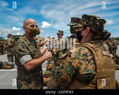 Der US Marine Corps Col. Christopher Haar, Kommandant des Combat Logistics Regiment 3, 3D Marine Logistics Group, inspiziert die Marine Corpsman während einer integrierten Inspektion im Rahmen einer schnellen Reaktion auf den Luftwaffenstützpunkt Kadena, Okinawa, Japan, 25. August 2021. Kurzfristige Routineinspektionen stellen sicher, dass III MEF Marines weiterhin bereit sind, die regionale Sicherheit im Indo-Pazifik schnell zu implementieren und aufrechtzuerhalten. 3d MLG mit Sitz in Okinawa, Japan, ist eine nach vorne gerichtete Kampfeinheit, die als umfassendes Logistik- und Kampfdienststützpunkt der III Marine Expeditionary Force für Operationen im gesamten Indo-Pacif dient Stockfoto